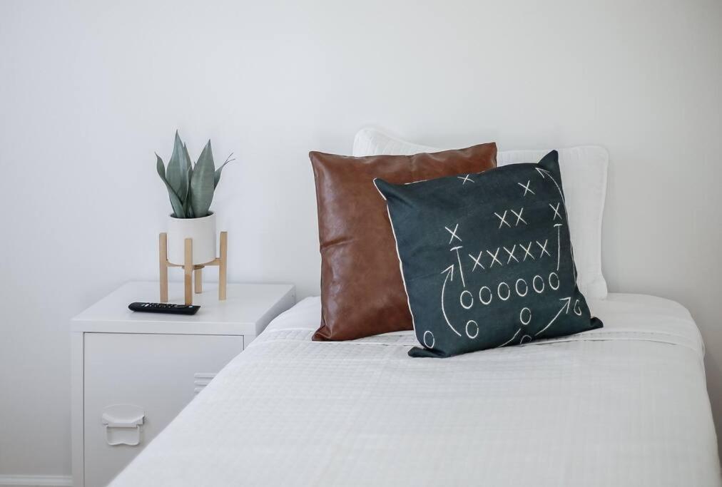 End Zone Escape-Light And Bright Hof Village Home Canton Luaran gambar